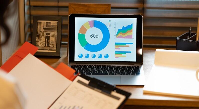 在宅でPCにて報告書を作っている写真