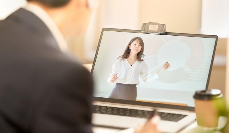 ウェビナーをPCで視聴している人の写真