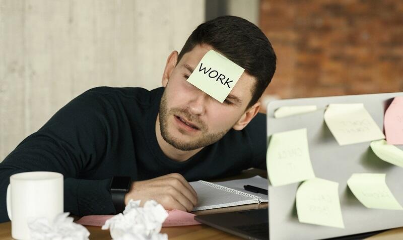 モチベーションが下がっている人の写真