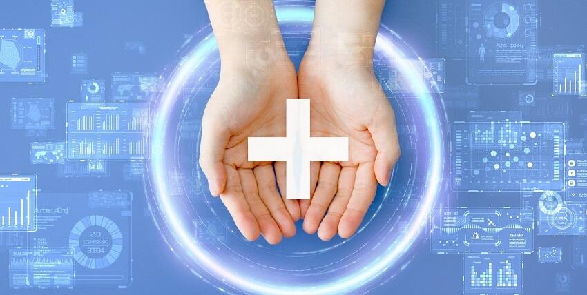 両手で医療をあらわすマークを支えている様子