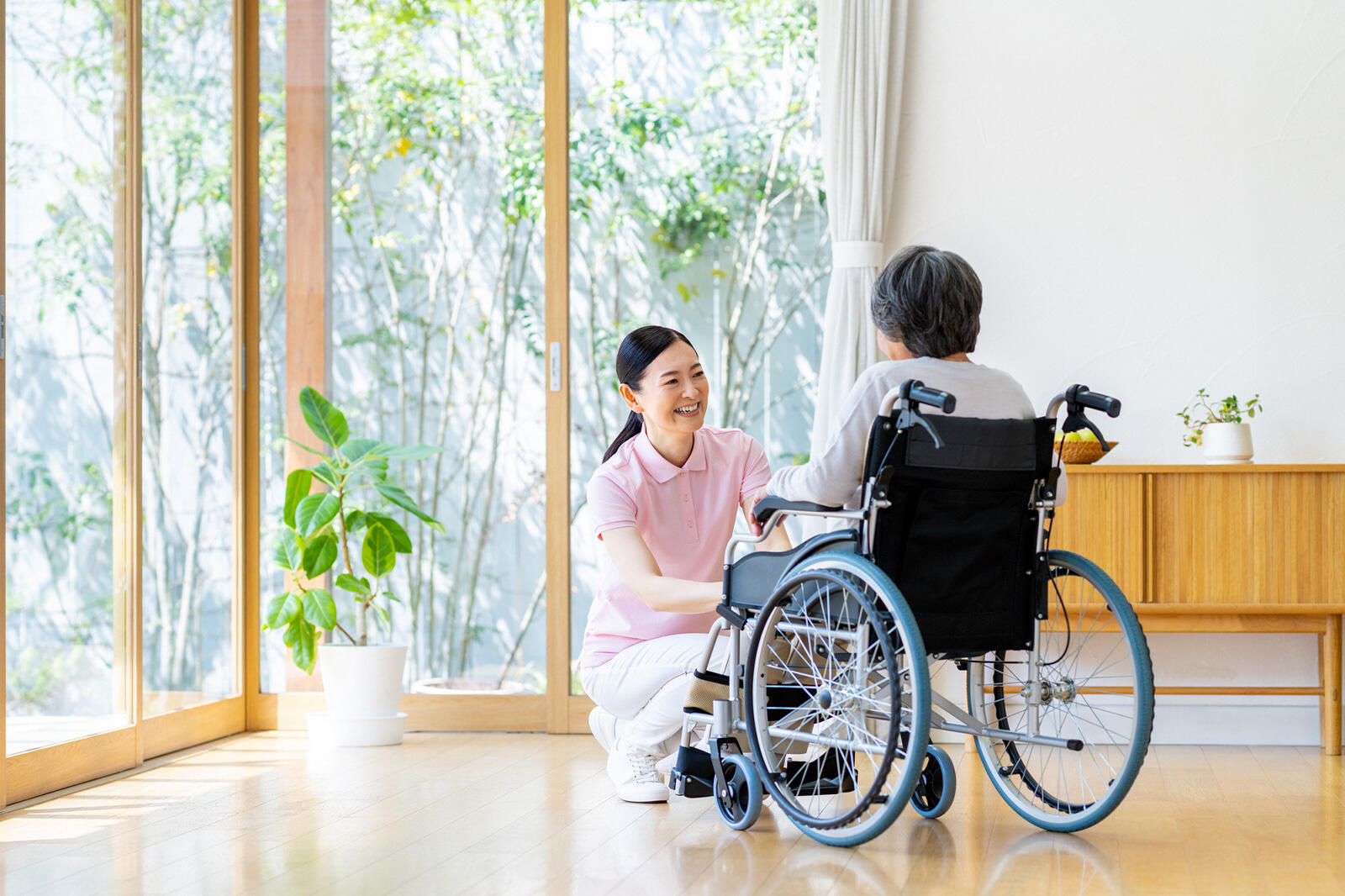 法改正に基づく介護福祉士に認められる医療行為とは?医療行為と医療的ケアの違いも解説