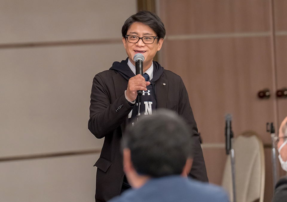 参加者のみなさまとコミュニケーションをとる岩永教諭