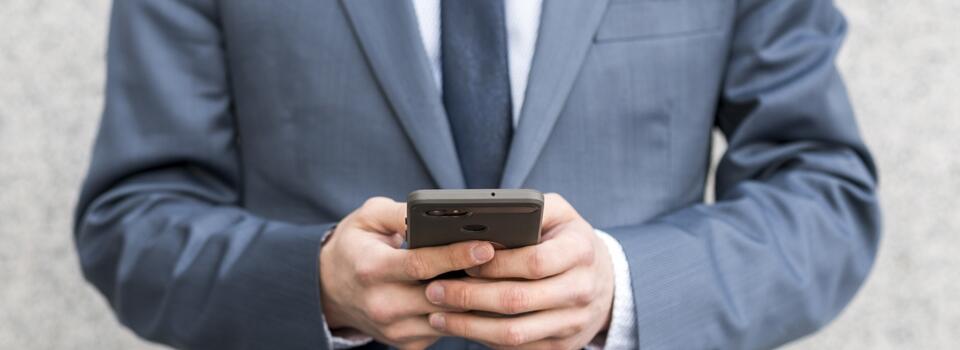 社内コミュニケーションや情報共有・業務効率化のために法人携帯導入を検討する企業が増加中。スマホ活用で業務効率向上を実現。