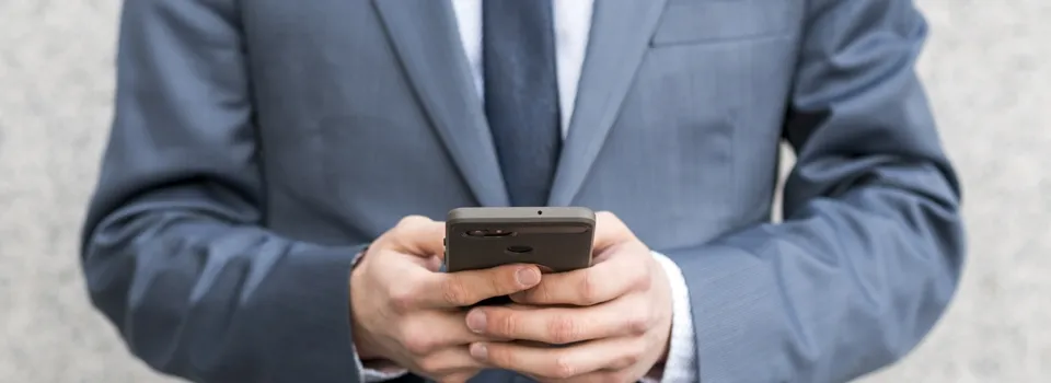 企業が法人携帯にスマホを導入するメリットとデメリット・必要性を解説