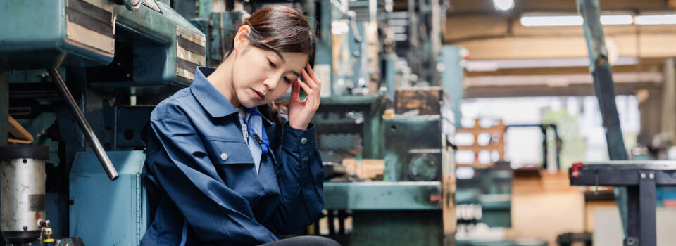 製造業が人手不足に陥る理由について、特に「人が定着しない」という課題を防ぐための対策方法について解説いたします。