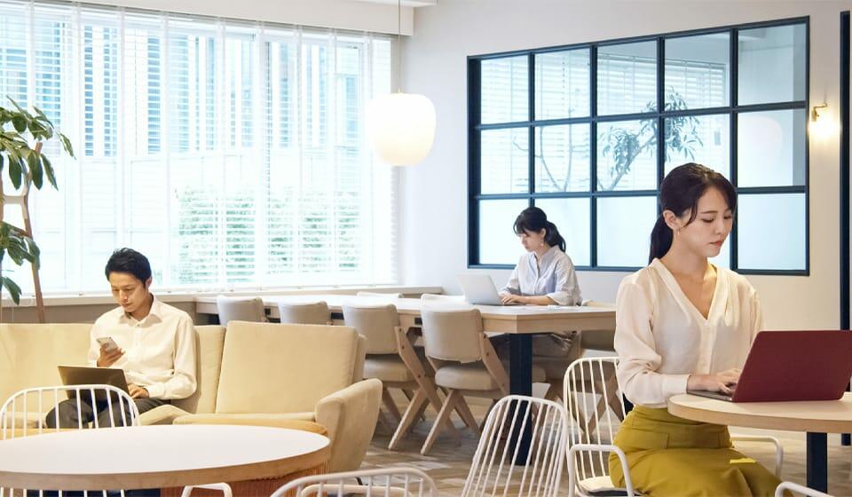 オフィスラウンジとは?設置するメリット・効果や導入事例を紹介