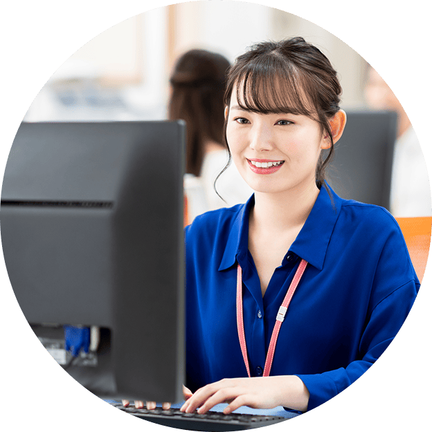 パソコンで作業する女性の画像