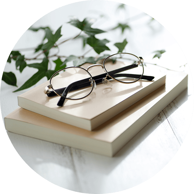 本とメガネのイメージ画像