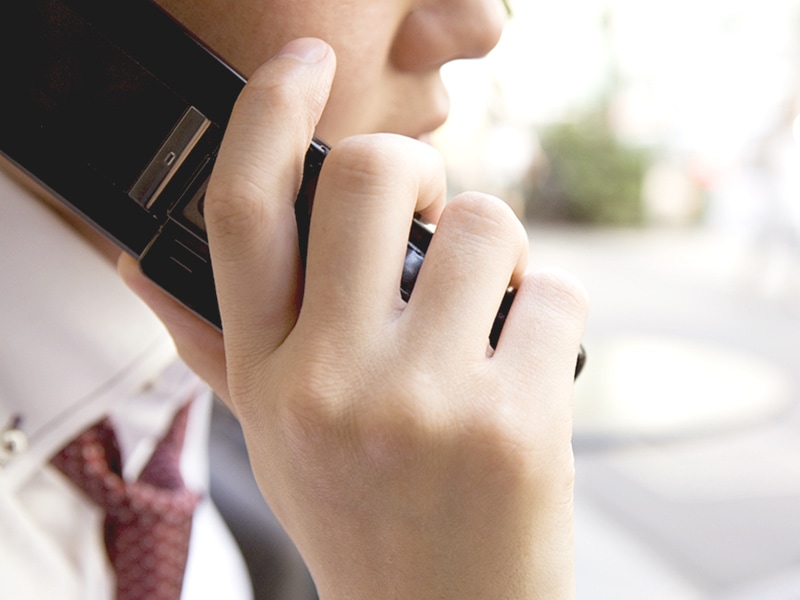 業務用の携帯電話は「ガラケー」電話とメールでのやり取りをメインに使っている