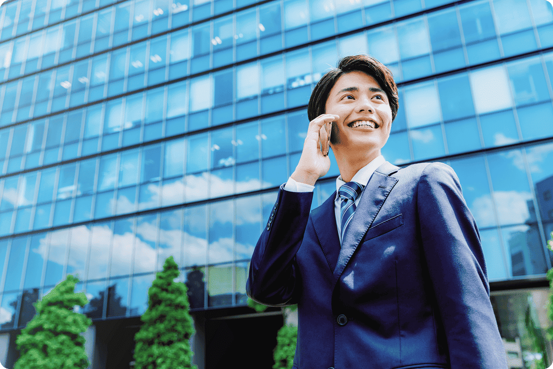 イメージ：スマホで電話をかける男性