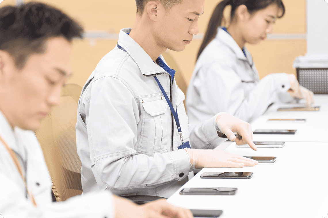 イメージ：スマホの設定をしているスタッフたち